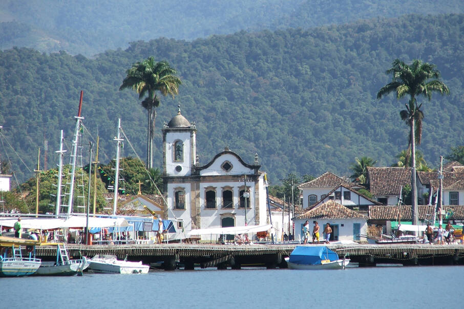 Construções históricas de Paraty são vistas a partir do mar . Foto: Divulgação/ Luciana Matos