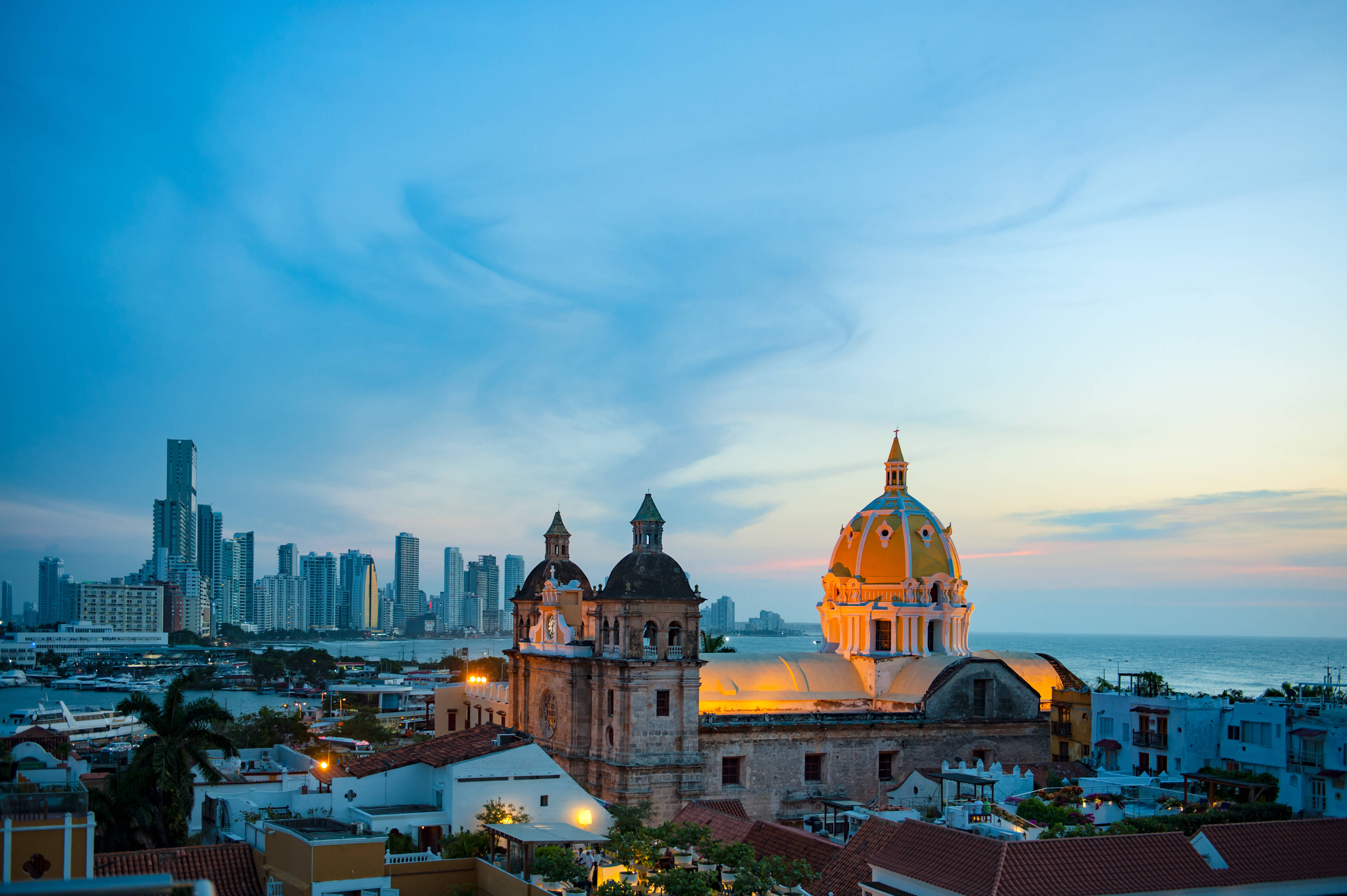 Em suas viagens rápidas pela América do Sul, vale uma passagem pela belíssima e histórica Cartagena, na Colômbia. Foto: shutterstock 