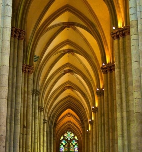 Um dos pontos turísticos mais visitados da Alemanha, a Catedral tem arquitetura gótica, com 157 metros de altura. Durante a Segunda Guerra Mundial foi alvo de ataques aéreos. Reprodução: Flipar