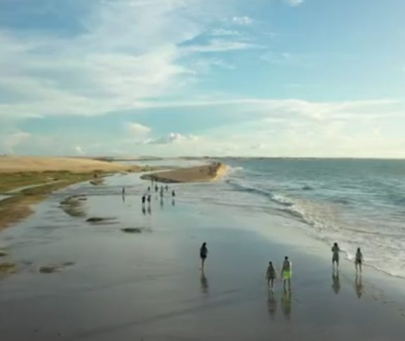 O fluxo intenso de turistas causa compactação do solo, erosão e degradação da vegetação nativa, interferindo no equilíbrio natural das dunas.  Reprodução: Flipar