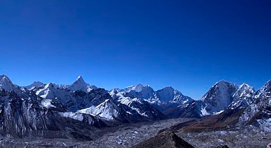 Desafio para alpinistas do mundo inteiro, o Everest tem duas rotas de acesso principal, uma pela sudeste do Nepal e outra via nordeste do Tibete. Reprodução: Flipar