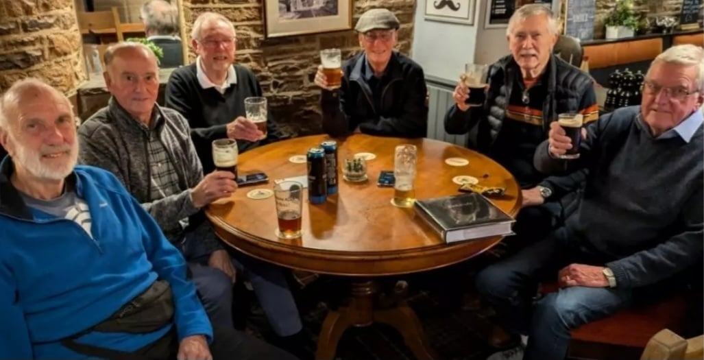 Seis amigos que vivem no Reino Unido se encontram todas as quintas-feiras em pubs ingleses para conversar e beber cerveja há nada menos que 56 anos. A história curiosa foi divulgada pela rede BBC e envolve Paul Haynes, Bill Munden, Ken King, Peter Thirlwall, Brian Ayres e Dick Cotton.  Reprodução: Flipar