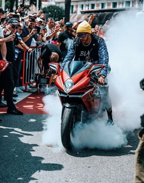 Lewis Hamilton - O campeão de Fórmula 1 também manda bem sobre duas rodas. Ele tem várias motos. Entre elas, Harley-Davidson Breakout e MV Agusta Dragster.  Reprodução: Flipar