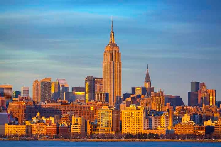 Entre os arranhas-céus de Manhattan está o famoso Empire State Building, na não mesmo famosa Quinta Avenida.  
 Reprodução: Flipar