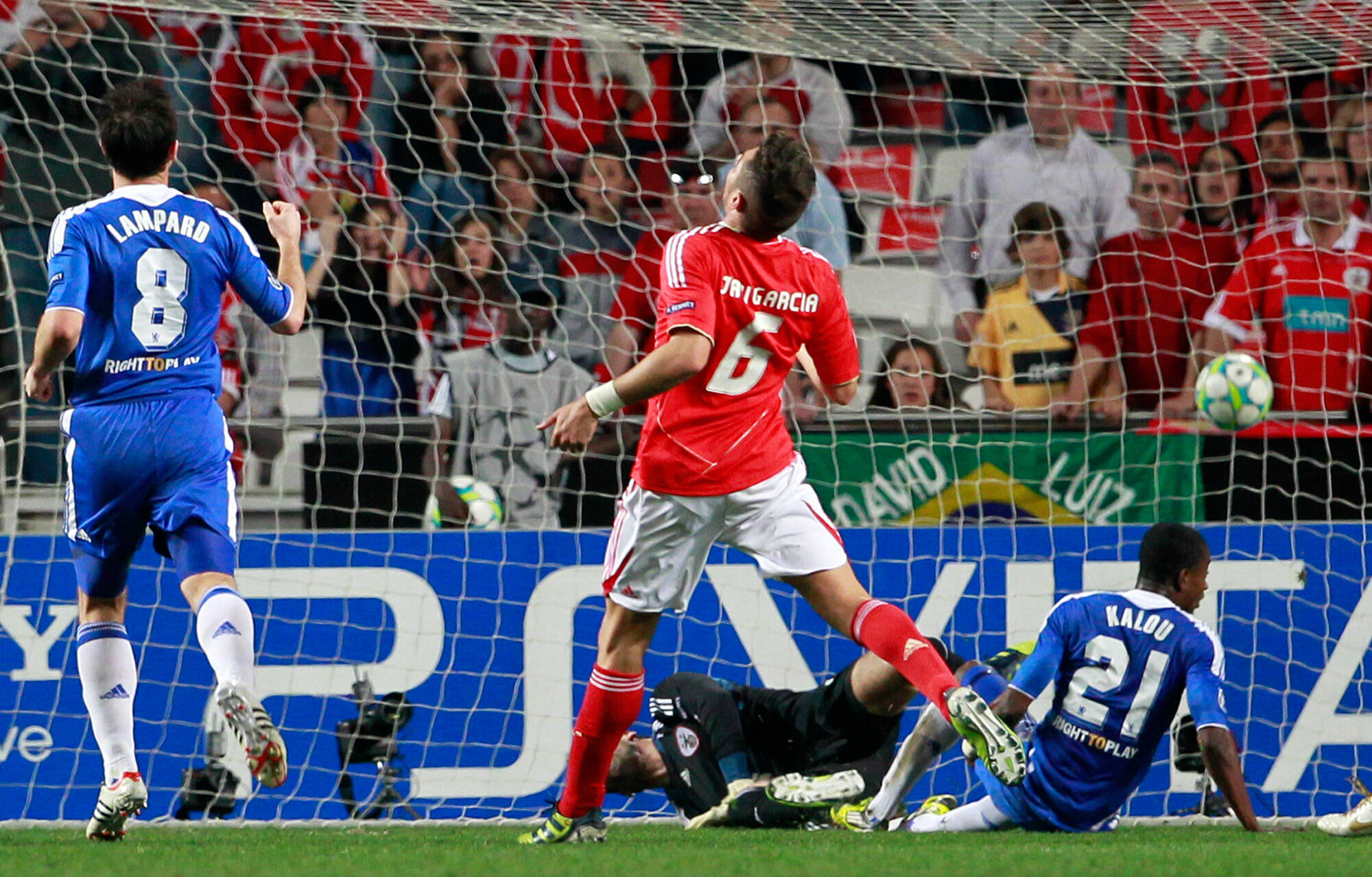 Kalou chuta de direita e marca o gol do Chelsea contra o Benfica. Foto: AP