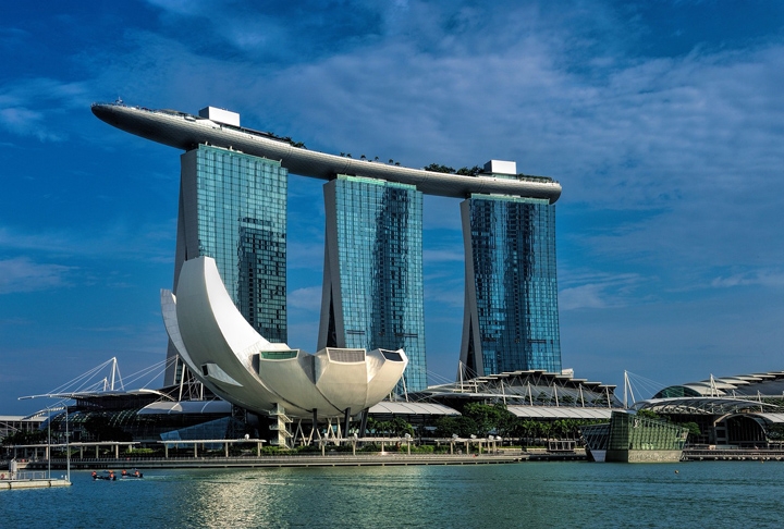 Outro local badalado em Singapura é o Marina Bay Sands, um complexo de entretenimento e hotelaria composto por três torres de hotel de 55 andares.