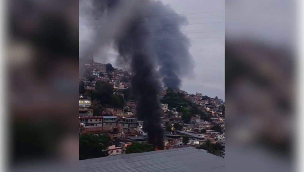 Tiros voltam a ser ouvidos na Penha e Rocinha após operação Reprodução X 