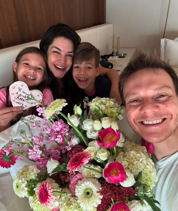 Thais Fersoza com a família. Foto: Reprodução: Instagram