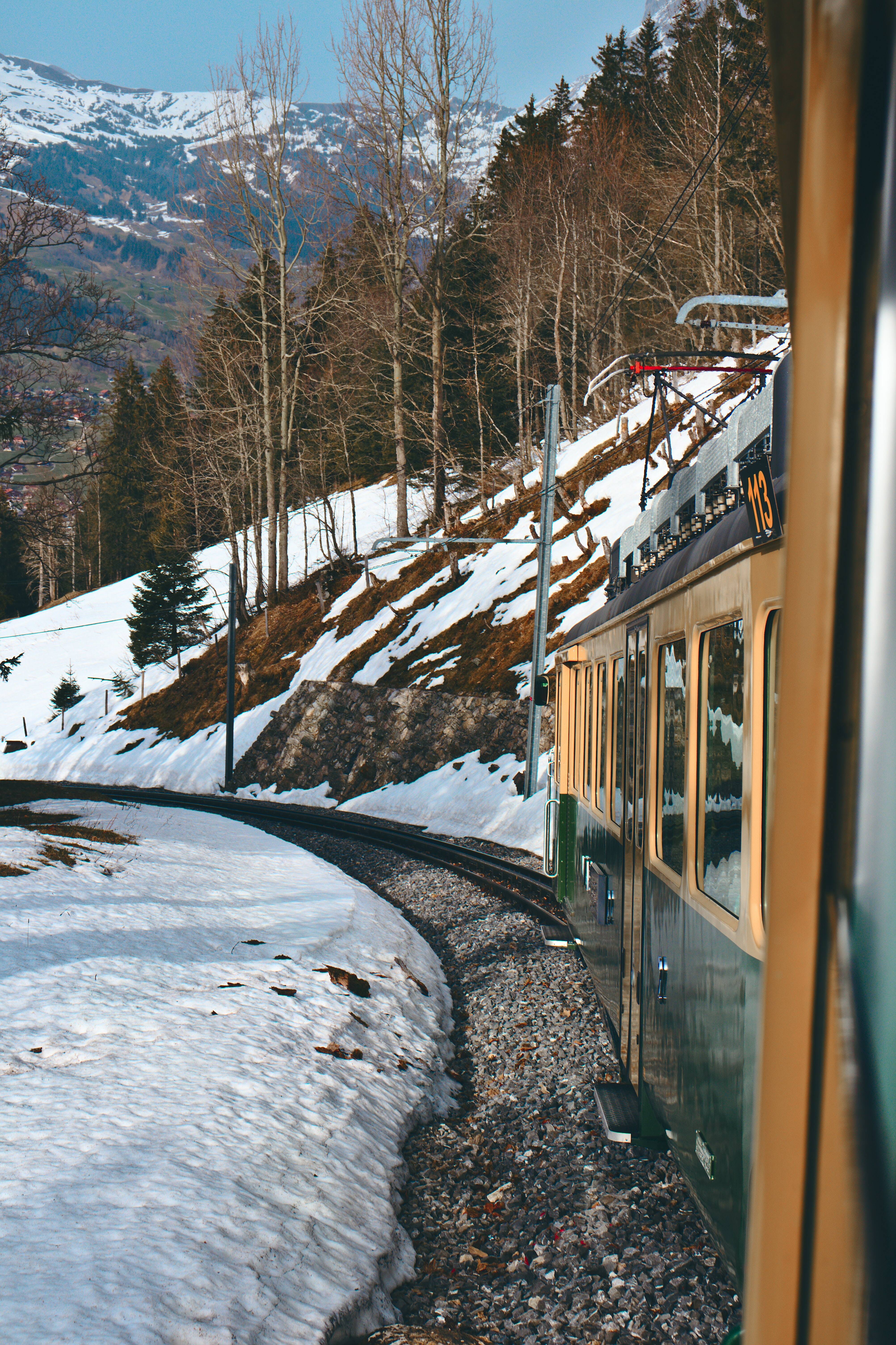 Vista de uma janela de trem com vista para os Alpes suíços. Foto: Prateek Mahesh/Unsplash