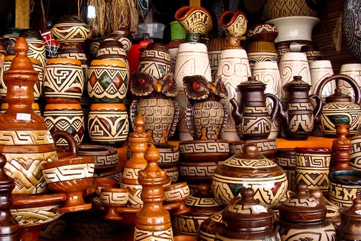 A cerâmica também tem grande relevância no Brasil, refletindo a diversidade cultural e a história do país, com influências indígenas, africanas e europeias. Muitas regiões preservam tradições e técnicas milenares, aplicando-as tanto em utensílios cotidianos quanto em obras artísticas. . Reprodução: Flipar