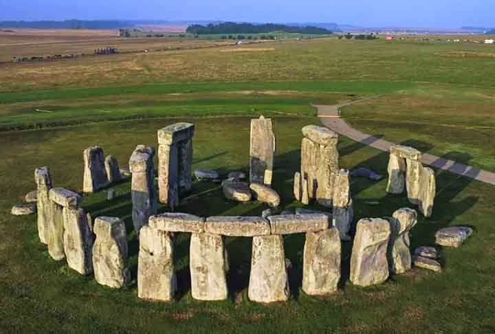 3) Stonehenge, Inglaterra: Um dos monumentos pré-históricos mais enigmáticos do mundo, Stonehenge foi construído entre 3000 a.C. e 2000 a.C. Teorias sugerem que o local servia como observação astronômica, templo religioso ou cemitério. Reprodução: Flipar