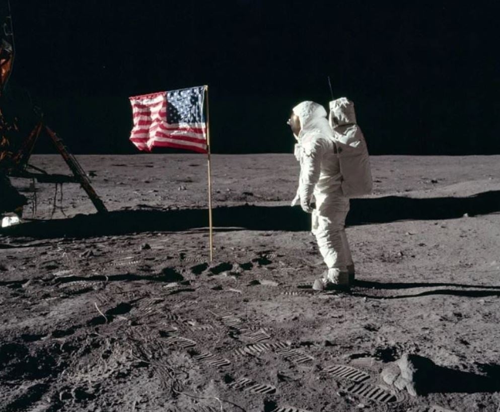 Nessa foto, Buzz Aldrin aparece diante da bandeira dos Estados Unidos, fincada na Lua.  Na mesma missão estavam Neil Armstrong, primeiro homem a pisar na Lua, e MIchael Collins, que não saiu da nave.  Reprodução: Flipar