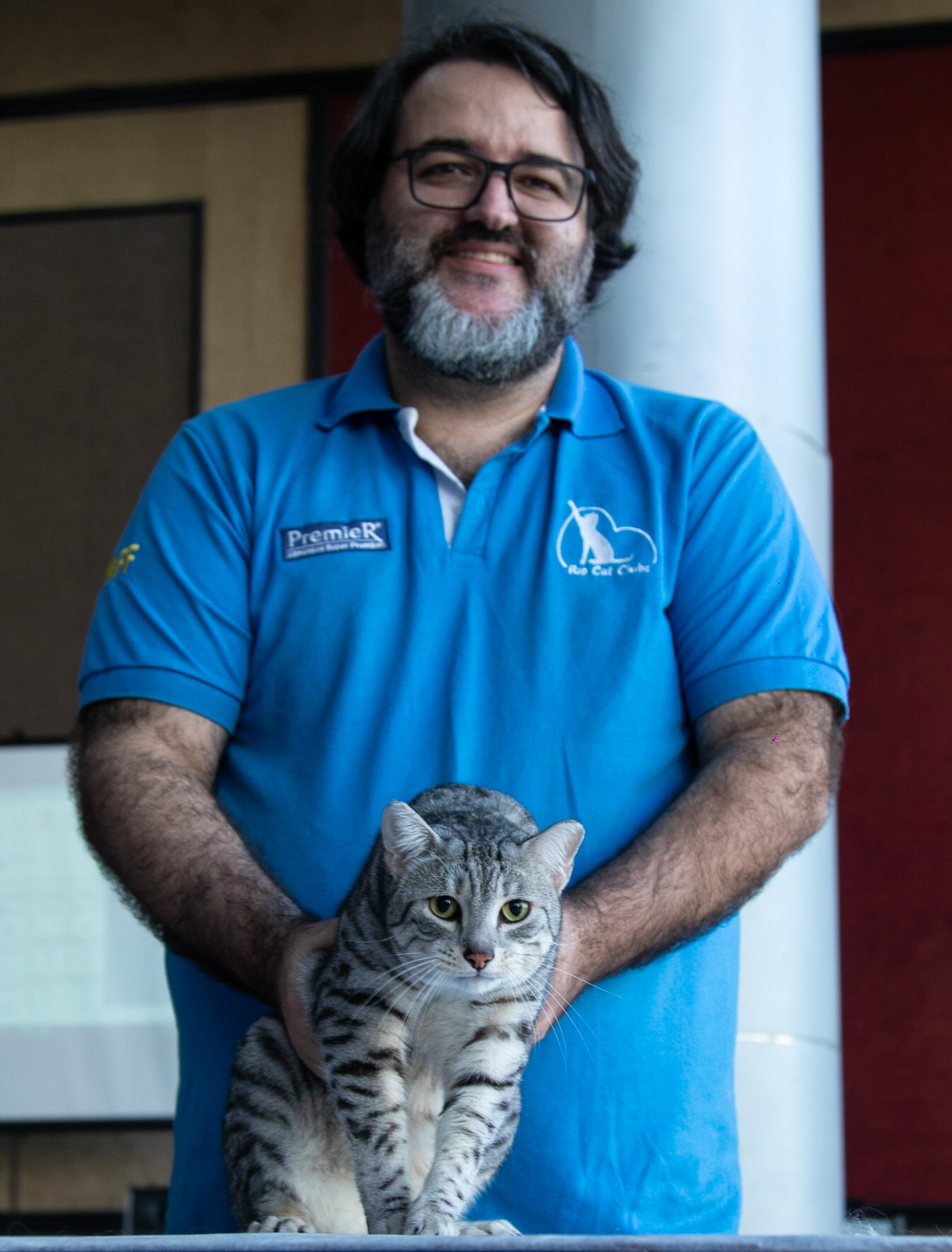 Flavio Vicente Machado é tutor de gatos da raça Mau Egípcio