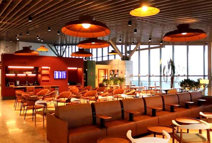 Salas VIP mais elitizadas contam com serviço de café da manhã, almoço ou janta. Nelas, há garçons trabalhando para servir os passageiros.  Reprodução: Flipar