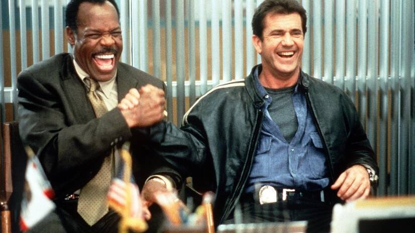 “Máquina Mortífera 4” (1998): No quarto filme da série, Martin Riggs ( Mel Gibson) e Roger Murtaugh (Danny Glover), investigam a entrada ilegal de chineses nos Estados Unidos através de uma quadrinha, e o pior, para serem vendidos como escravos. Foto: Reprodução