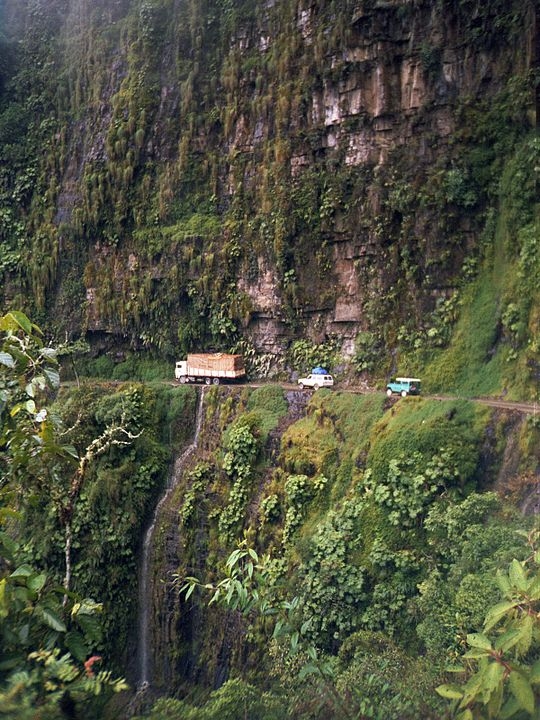 Estrada da Morte (Bolívia) -  É um caminho estreito, de 80 km de extensão, que foi construído com trabalho escravo de prisioneiros paraguaios, durante a Guerra do Chaco, na década de 1930. Reprodução: Flipar