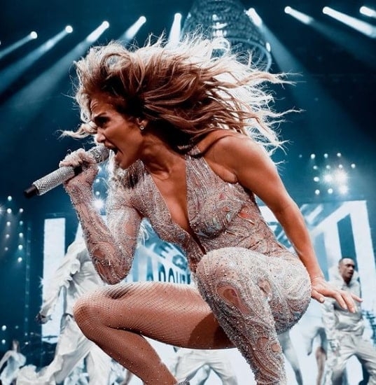 Jennifer Lopez: Quem também gosta do branco é a cantora Jennifer Lopez, que exige que as paredes e os móveis sejam todos dessa cor. Além disso, 24 é o número que define seu camarim, já que as flores e as garrafas precisam ter nessa quantidade, em qualquer situação. Reprodução: Flipar