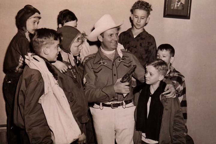 Sua trajetória confunde-se com o próprio desenvolvimento da cultura country e do faroeste romântico que marcou o imaginário norte-americano, transformando-o em uma lenda nacional.
 Reprodução: Flipar