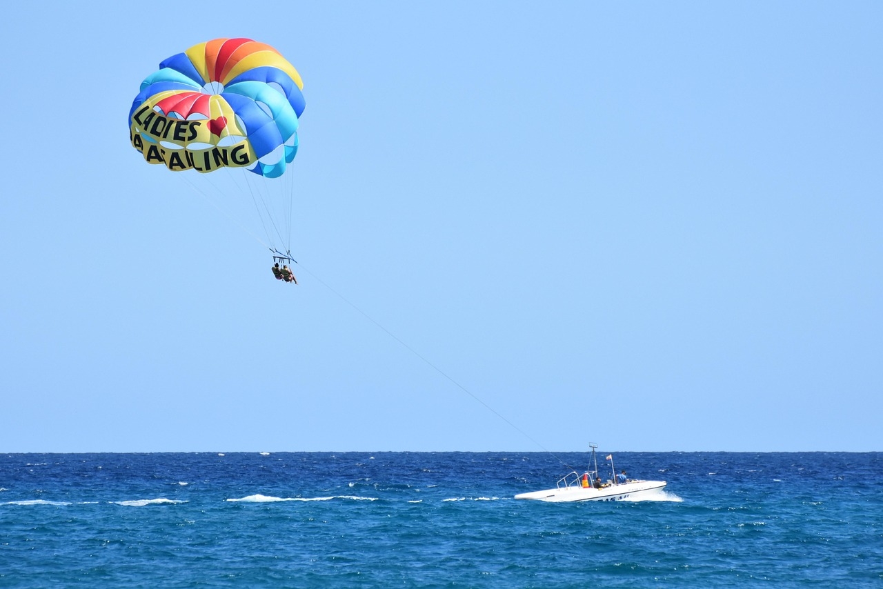 É um esporte aquático e recreativo que consiste em ser rebocado por um barco enquanto preso a um paraquedas especial (parasail). Reprodução: Flipar