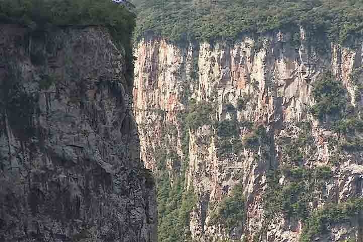 Ele abrange planícies compostas por praias e lagoas. Também faz parte do patrimônio geológico da região uma grande quantidade de paleotocas, abrigos subterrâneos escavados em arenitos por animais extintos há mais de 10 mil anos. Reprodução: Flipar