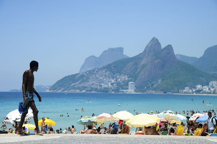 A principal medida de prevenção do câncer de pele é a proteção contra o sol.  Dá para curtir uma praia no final de semana, mas sem abusar, principalmente as pessoas de peles mais claras.  Reprodução: Flipar