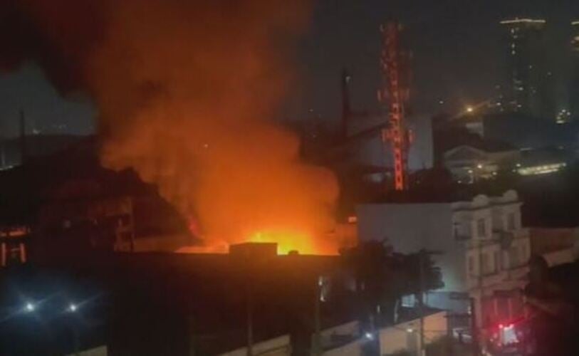 Em 9/6/2024, um balão caiu no galpão de uma construtora na zona oeste de São Paulo. As chamas se espalharam rapidamente e a destruição foi total.  Reprodução: Flipar