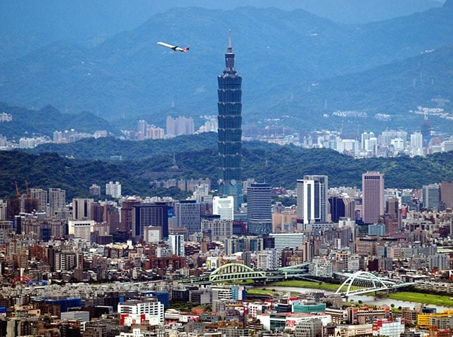 A capital de Taiwan é Taipé, é um centro político e cultural com mercados movimentados, museus renomados e o icônico edifício Taipei 101. Reprodução: Flipar