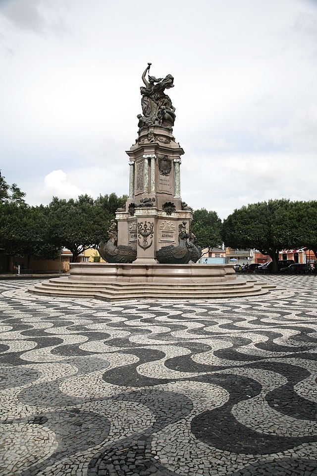 Inclusive, a primeira calçada artística portuguesa no Brasil foi feita em Manaus, no Largo de São Sebastião, em 1901.  Reprodução: Flipar