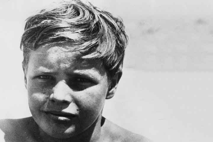 Marlon Brando Jr. nasceu em Omaha, Nebraska, em 3 de abril de 1924. Foi filho de Marlon Brando (1895–1965), um fabricante de pesticidas e alimentos químicos, e Dorothy Julia Pennebaker (1897–1954). Reprodução: Flipar