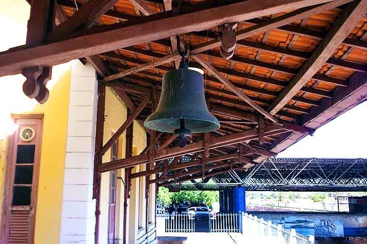 Sino de Estação – Tradicionalmente usado em estações de trem para avisar sobre partidas e chegadas de trens. Antes da tecnologia moderna, ajudava a organizar os horários ferroviários.
 Reprodução: Flipar