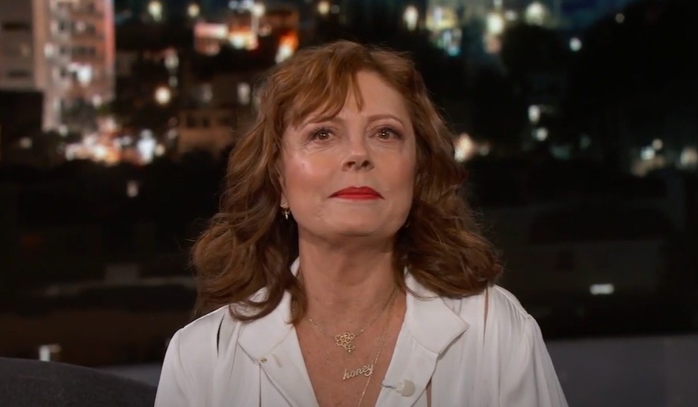 Ao longo da carreira, ela também atuou na Broadway, estreando em “An Evening with Richard Nixon” e retornando em 2009 com “Exit the King”. Em 2025, fez sua estreia teatral no Reino Unido com a peça “Mary Page Marlowe” no Old Vic.
 Reprodução: Flipar