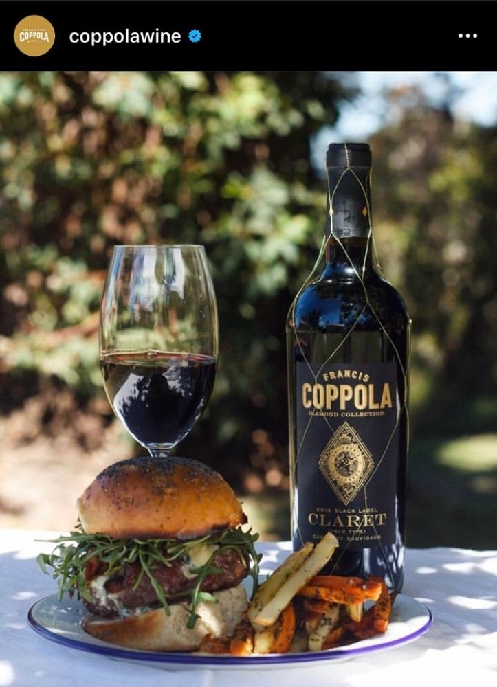 Foi quando ele adquiriu o Château Souverain, em Sonoma, na Califórnia. A região é considerada uma das mais propícias para a produção de vinho nos Estados Unidos. A propriedade se tornou uma espécie de resort para a família Coppola e possui sala de provas, museu, piscinas, restaurante e até salão de jogos! Reprodução: Flipar