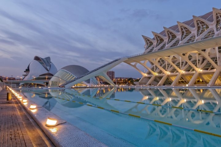 Esse espaço abriga museus, um oceanário, um planetário e um teatro de ópera, sendo um símbolo da Valência contemporânea.  Reprodução: Flipar