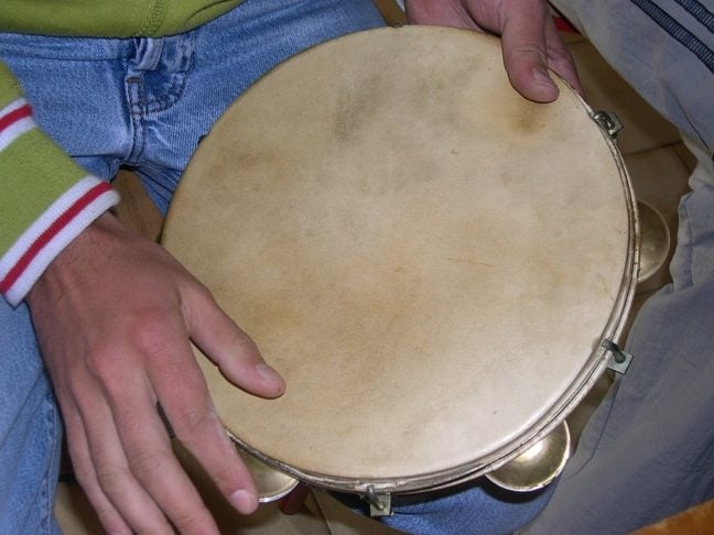 Pandeiro: é um instrumento de percussão de mão, e é responsável por dar o ritmo dos versos do samba.  Reprodução: Flipar