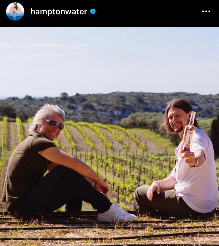  Jon Bon Jovi - Em 2008, o cantor de rock norte-americano lançou, com seu filho, Jesse, um vinho rosé chamado “Hampton Water Wine”. A bebida é produzida na França e já chegou ao 83º lugar na conceituada lista dos 100 melhores vinhos da Wine Spectator. Reprodução: Flipar