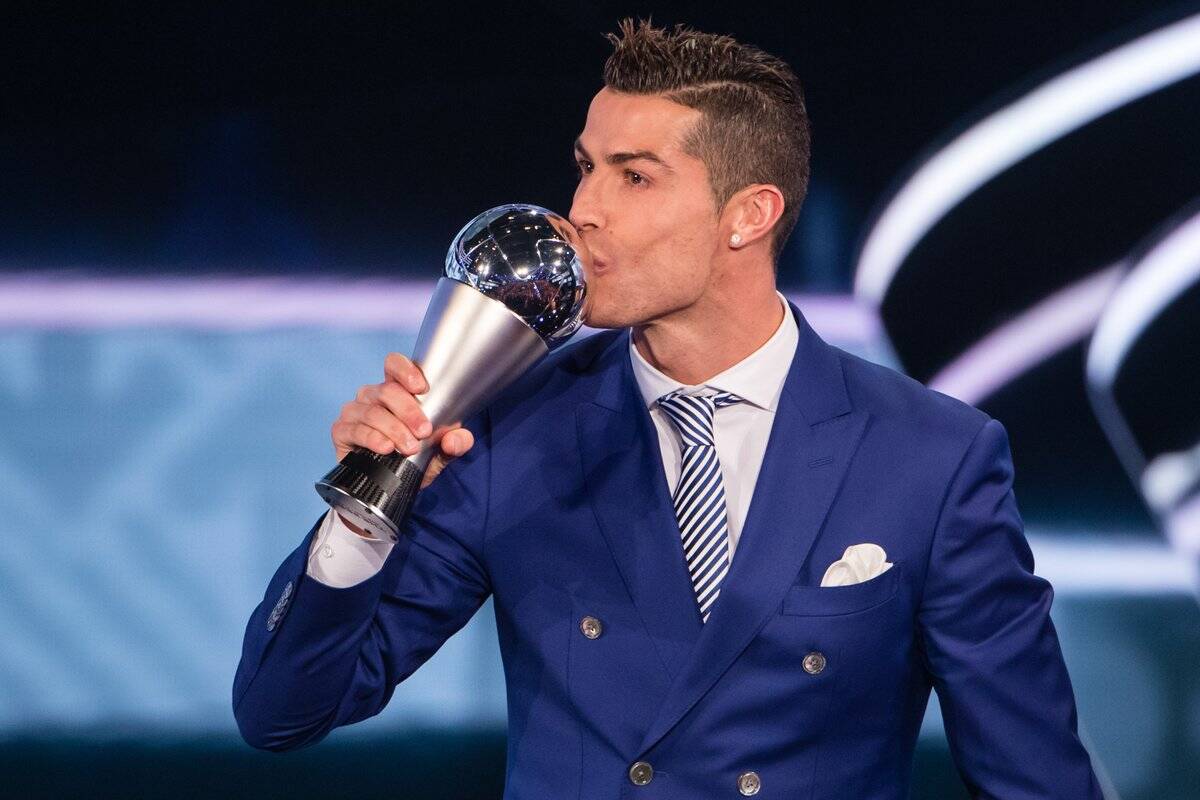 Cristiano Ronaldo beija o troféu "The Best" da Fifa. Foto: Reprodução/Twitter