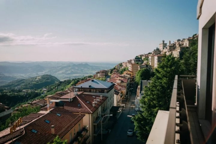 A Itália exerce uma clara influência sobre o idioma de San Marino, sendo o italiano a língua oficial do país. Reprodução: Flipar