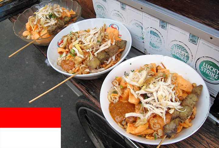 13º lugar - Bubur ayam (Indonésia) -Mingau de arroz com carne de frango desfiada servido com alguns condimentos, como cebolinha picada, chalota frita crocante, aipo, tongcay, soja frita, crullers e molho de soja salgado e doce, e às vezes coberto com caldo de galinha amarelo e kerupuk. Reprodução: Flipar