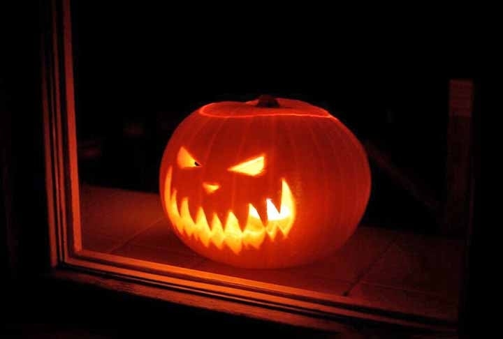 Ele também era conhecido como Jack O’Lantern (Jack da Lanterna), daí a presença do acessório no Halloween. Segundo a lenda, Jack era um trapaceiro que conseguiu enganar o diabo duas vezes, mas que ao morrer foi rejeitado tanto no céu quanto no inferno. Condenado a vagar pela terra, ele iluminava seu caminho com uma brasa dentro de um nabo. 
 Reprodução: Flipar