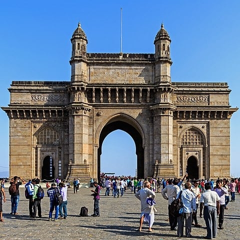 GATEWAY OF INDIA – MUMBAI, ÍNDIA - Inaugurado em 1924, saudava visitantes coloniais britânicos. Possui arquitetura indo-sarracena. Representa o passado colonial e o ponto de partida dos britânicos em 1947.
 Reprodução: Flipar