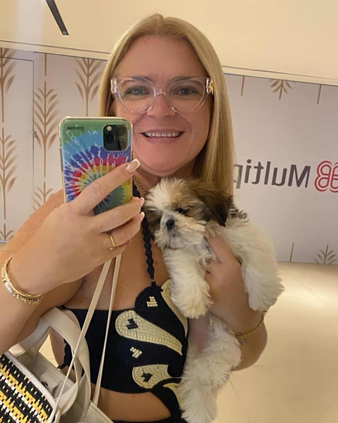 Debora Maia com o cachorro da família Reprodução/Instagram