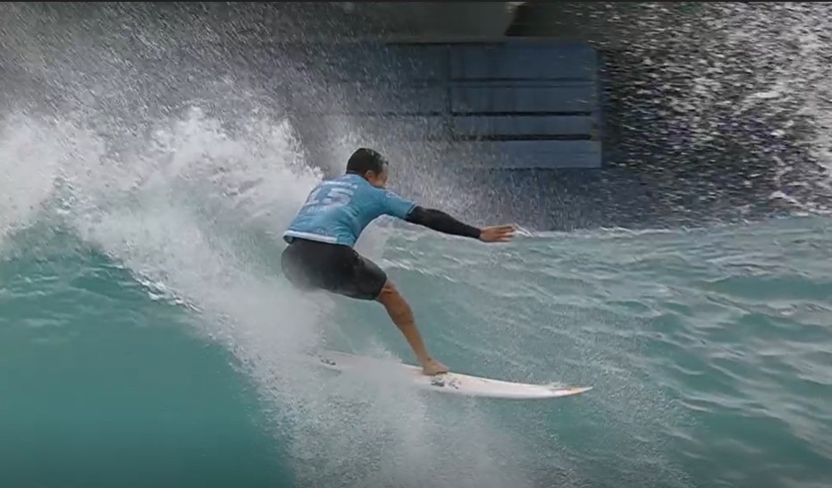 Entre os dias 14 e 16 de fevereiro, Abu Dhabi, no Oriente Médio, sediou pela primeira vez uma etapa da WLS, a Liga Mundial de Surfe, que foi vencida pelo brasileiro Ítalo Ferreira. A novidade só foi possível pelo desenvolvimento das piscinas de ondas artificiais, que utilizaram a tecnologia Kelly Slater Waves, pela primeira vez com água salgada.
 Reprodução: Flipar