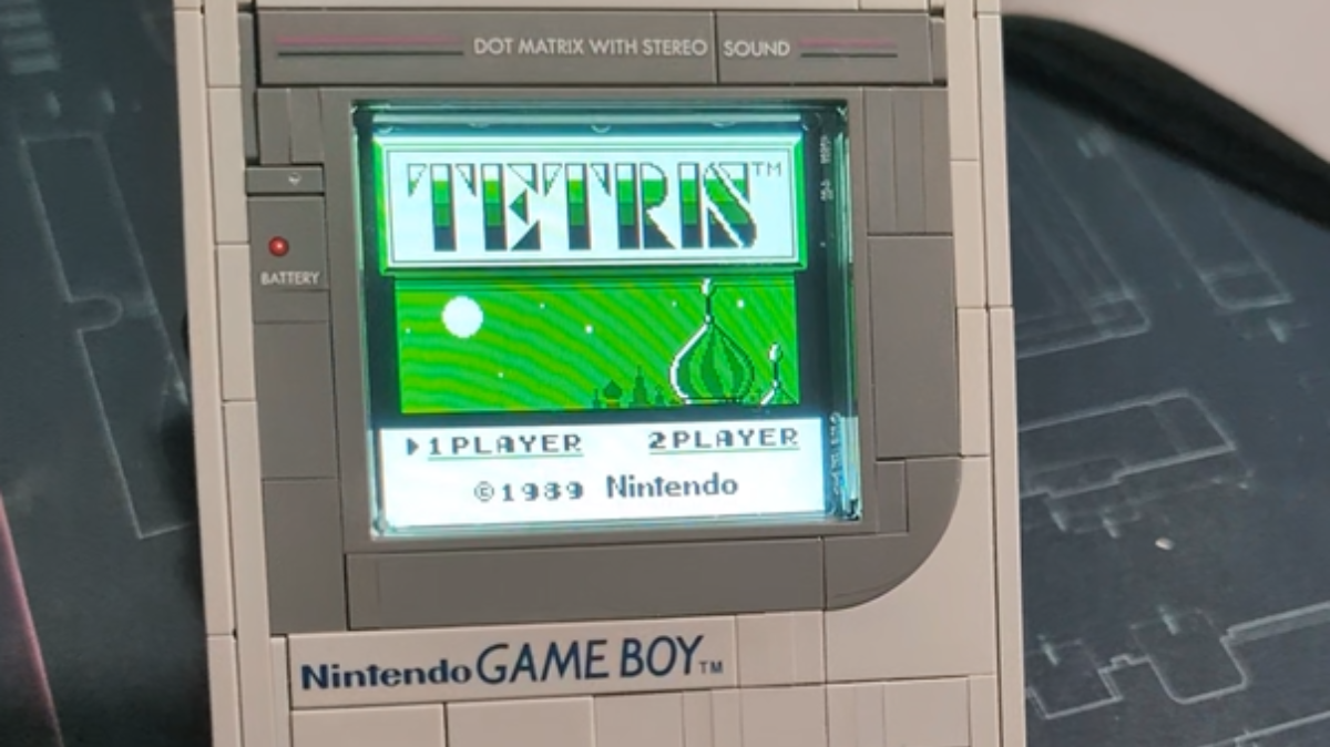 Game Boy de Lego rodando jogo Tetris. Foto: Natalie The Nerd/Reprodução