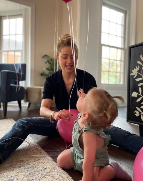 Anos depois, em 2021, Amber teve uma filha por barriga de aluguel sem revelar o pai, o que gerou especulações sobre Musk ser o genitor.  Reprodução: Flipar