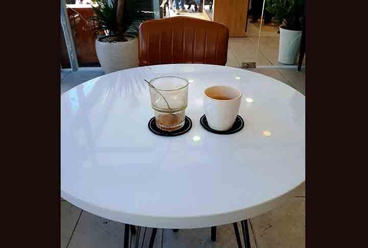 Os donos da cafeteria, Ho Thi Thanh Huong e Tran Nguyen Huu Phong, afirmam ter criado o café com sal em 2010, e defendem a qualidade da mistura, que muitos imaginavam impossível de agradar ao paladar.   Reprodução: Flipar