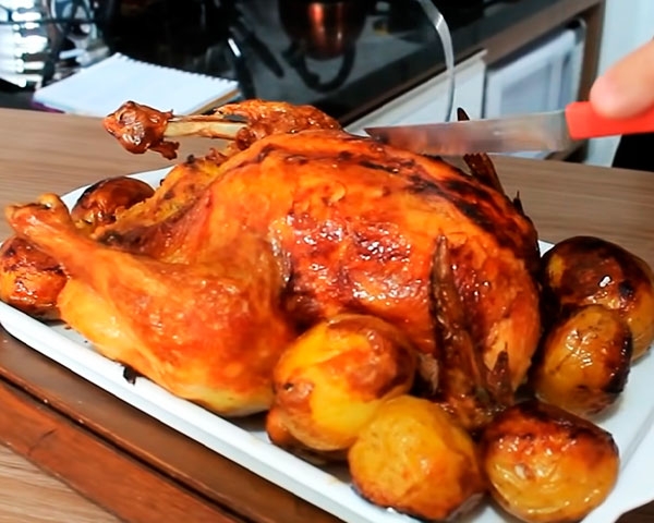 No entanto, nem todos apreciam o peru e preferem frango assado - uma escolha popular e mais acessível, além de ser fácil de encontrar e preparar. Reprodução: Flipar