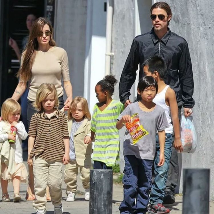 Brad Pitt e Angelina Jolie - Fora toda a confusão envolvendo o divórcio dos dois atores, eles adotaram três crianças enquanto estiveram juntos: uma do Vietnã, uma do Camboja e outra nascida na Etiópia. Reprodução: Flipar