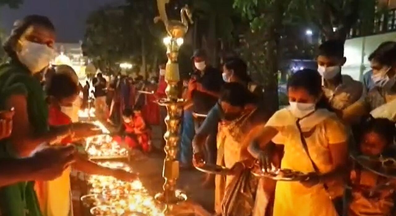 Assim, a festa de Shiva vai além da celebração de uma divindade, sendo uma oportunidade para os devotos refletirem sobre o ciclo da vida e a busca por iluminação, transcendendo as limitações do ego e da ignorância. Reprodução: Flipar