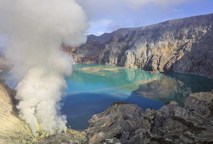 Esse lago emite gases sulfurosos que se inflamam com uma chama azulada que cria um cenário perturbador. 