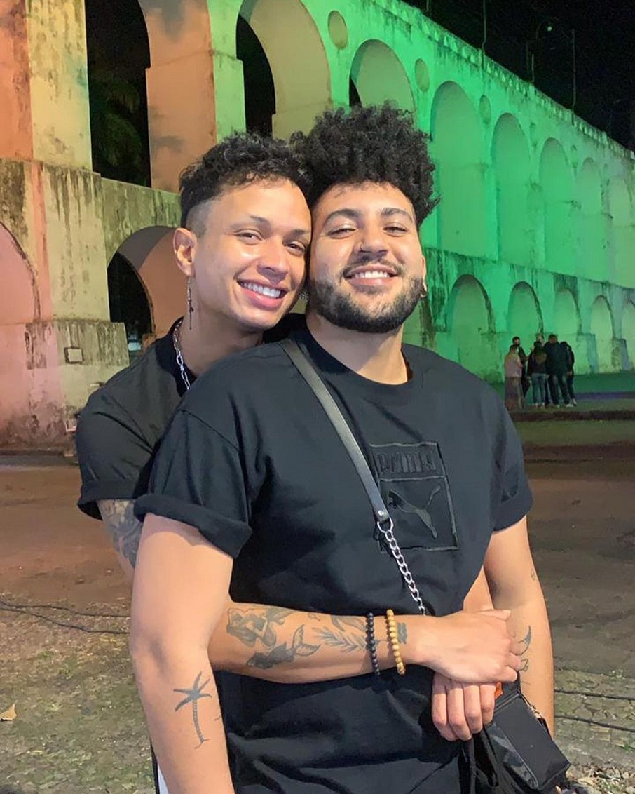 Rhael Lima de Oliveira, que dá vida à drag queen Lia Clark, com o namorado. Foto: Reprodução/Instagram 31.07.2023